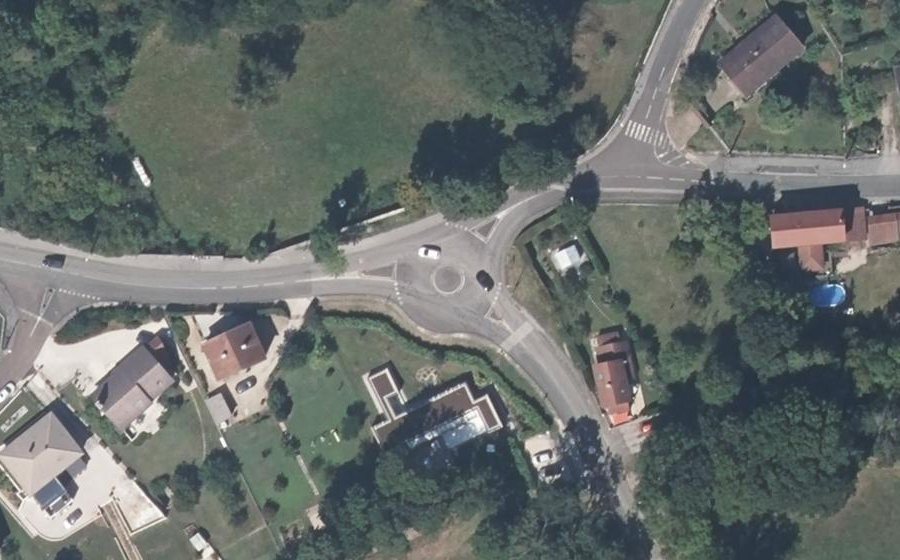 Vue aérienne du Rond-point anonyme n°132036193