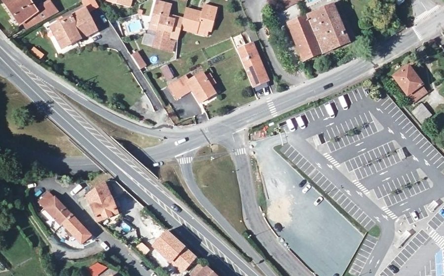 Vue aérienne du Rond-point anonyme n°1320388568