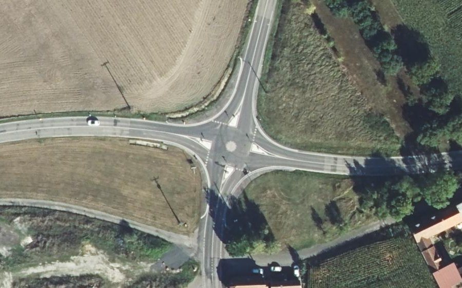 Vue aérienne du Rond-point anonyme n°1320397614