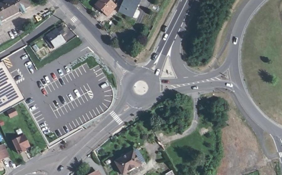 Vue aérienne du Rond-point anonyme n°132091050