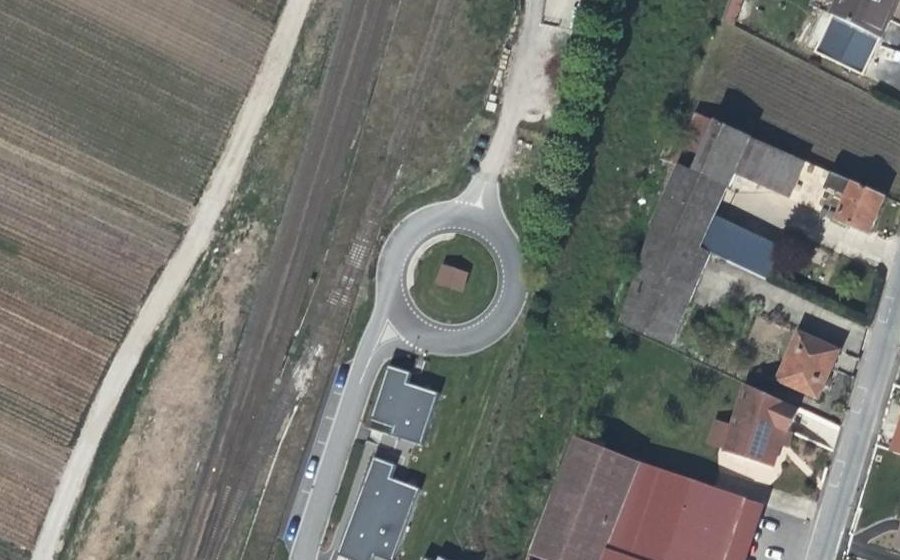 Vue aérienne du Rond-point anonyme n°1321337336