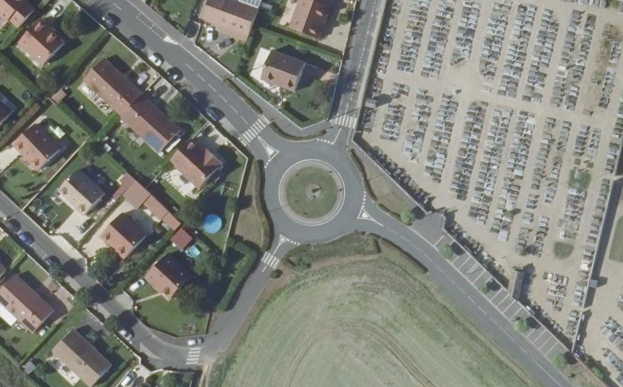 Vue aérienne du Rond-point anonyme n°132146695