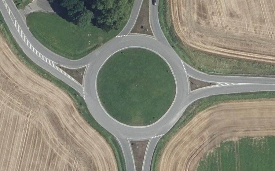 Vue aérienne du Rond-point anonyme n°132159283