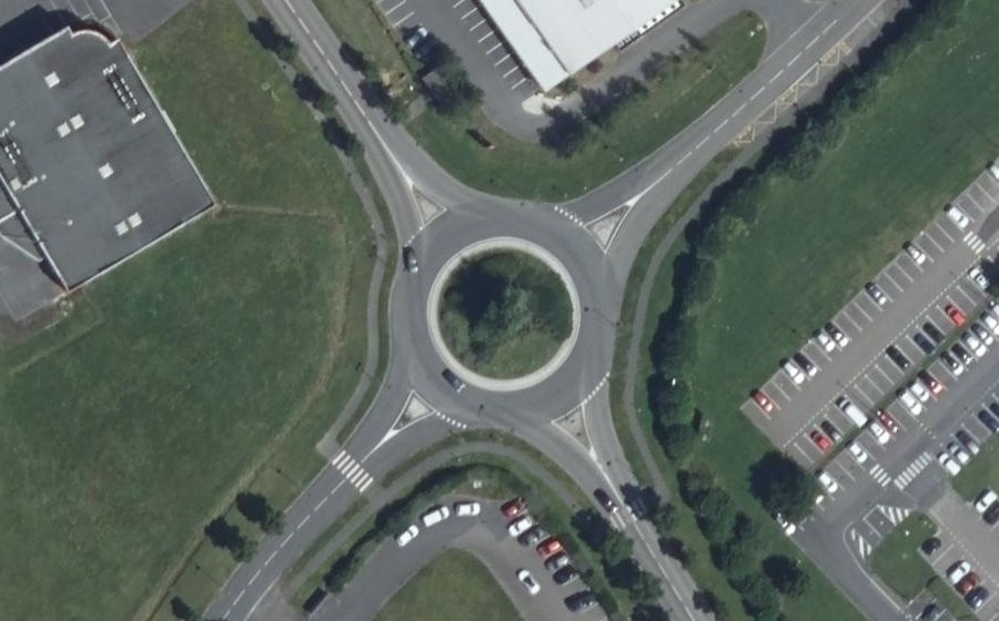 Vue aérienne du Rond-point anonyme n°132161153