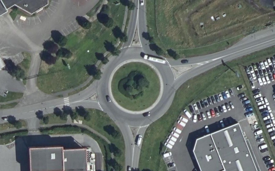 Vue aérienne du Rond-point anonyme n°132161155