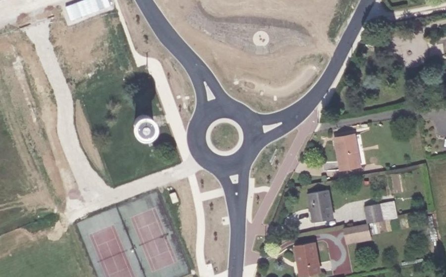 Vue aérienne du Rond-point anonyme n°1321880774