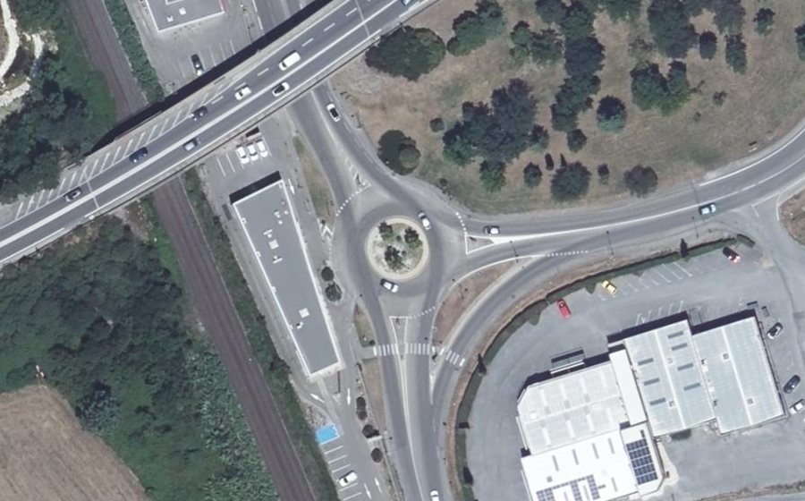 Vue aérienne du Rond-point anonyme n°132194101
