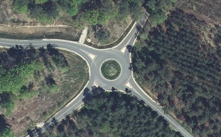 Vue aérienne du Rond-point anonyme n°1321959531