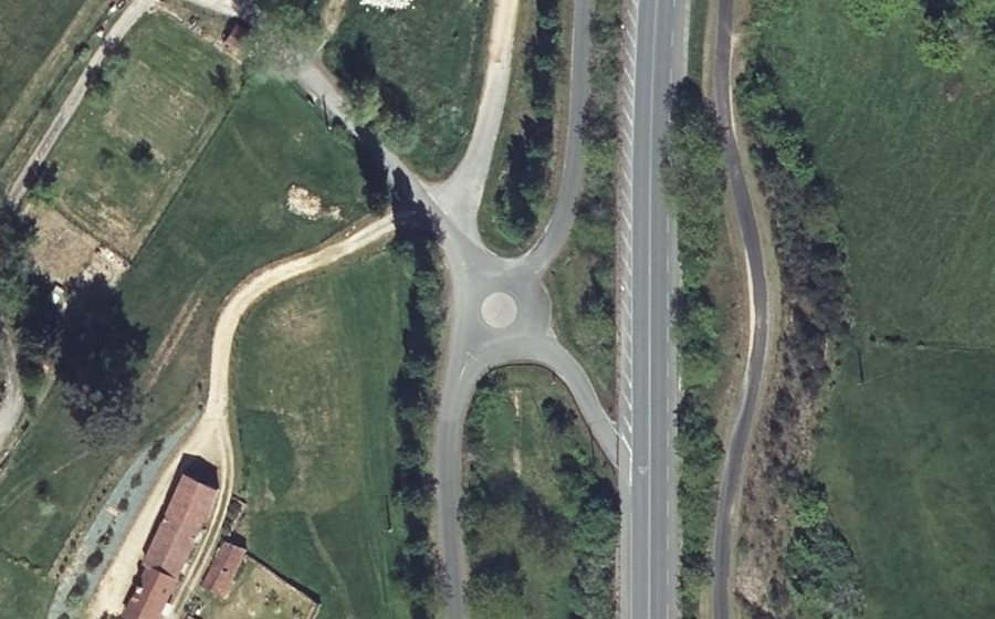 Vue aérienne du Rond-point anonyme n°132202684