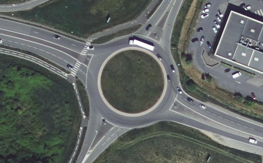 Vue aérienne du Rond-point anonyme n°132205697