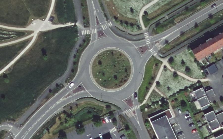 Vue aérienne du Rond-point anonyme n°132205701