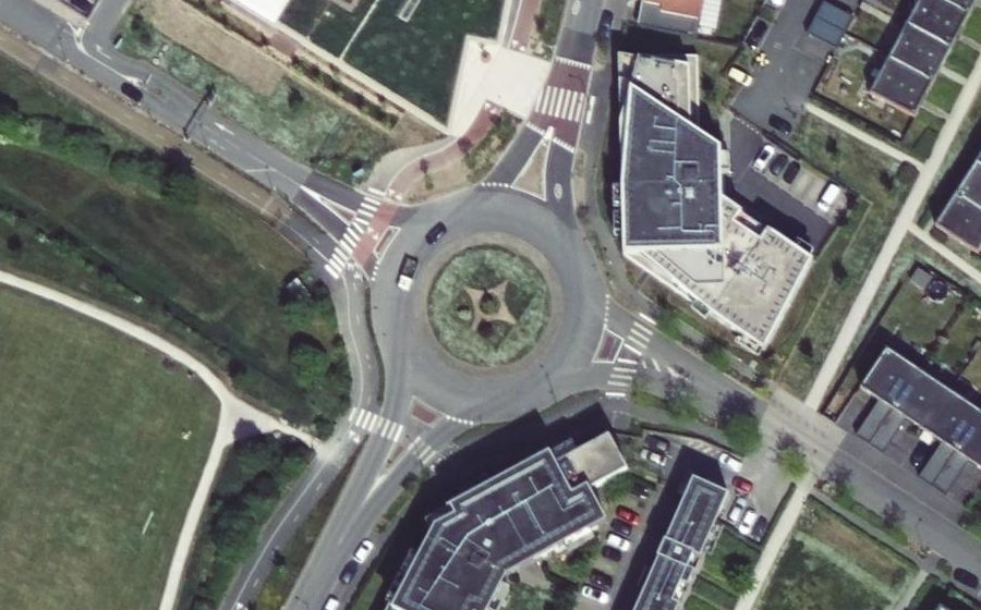 Vue aérienne du Rond-point anonyme n°132207181