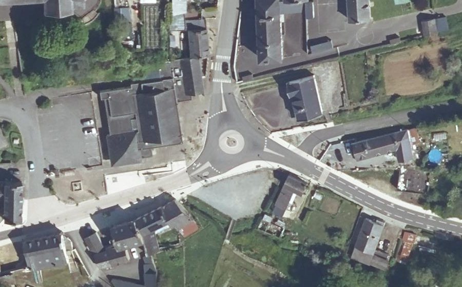 Vue aérienne du Rond-point anonyme n°132231260