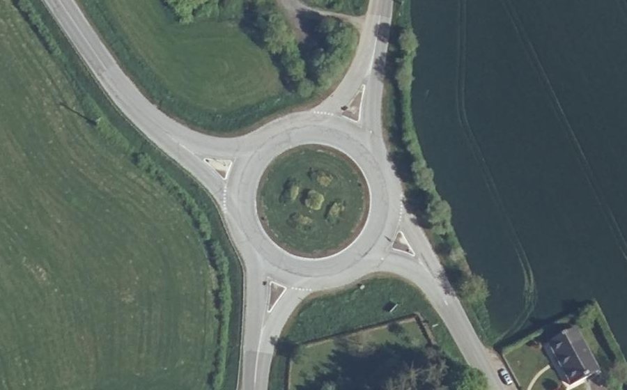 Vue aérienne du Rond-point anonyme n°132232592