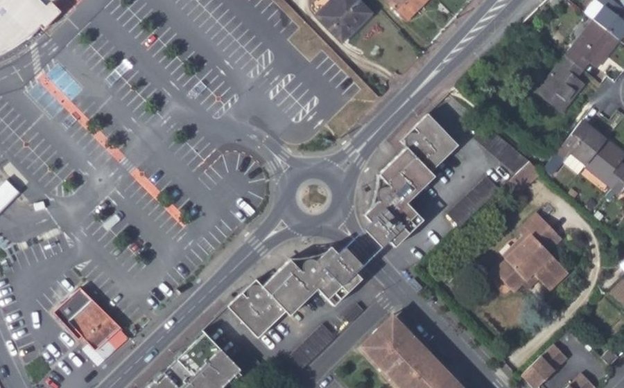 Vue aérienne du Rond-point anonyme n°132242186