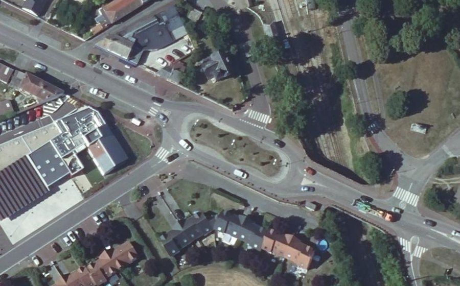 Vue aérienne du Rond-point anonyme n°132267728