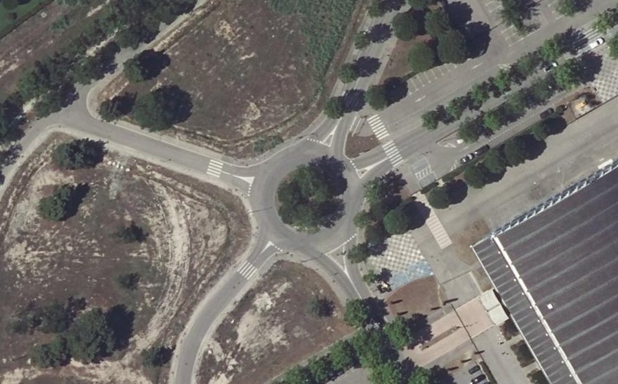 Vue aérienne du Rond-point anonyme n°132297532