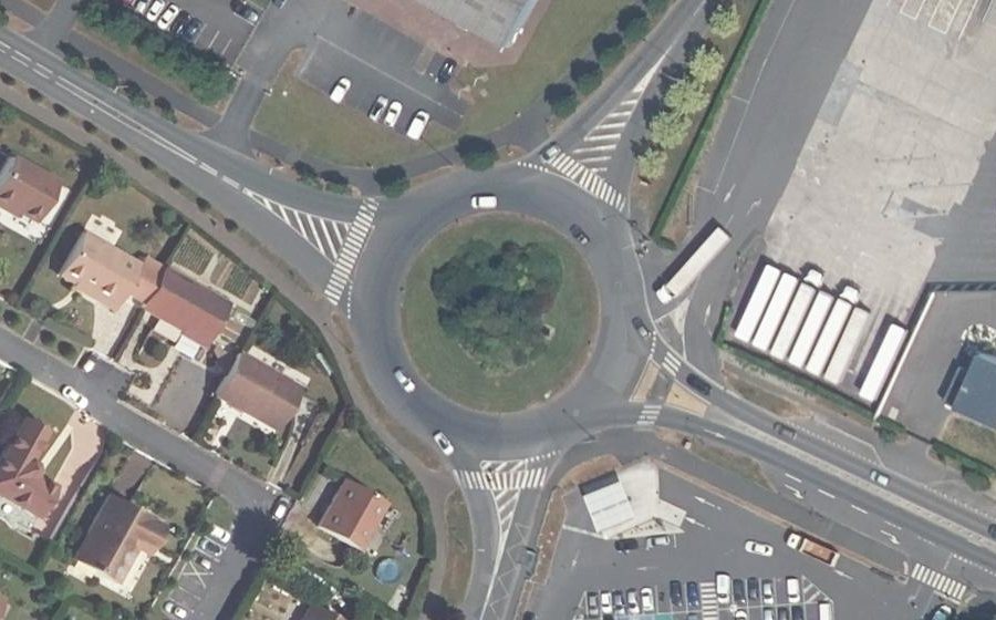 Vue aérienne du Rond-point anonyme n°1323357598