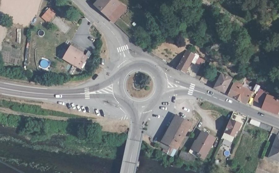 Vue aérienne du Rond-point anonyme n°132374508