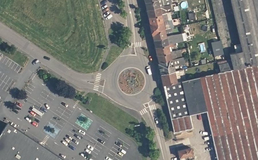 Vue aérienne du Rond-point anonyme n°132375521