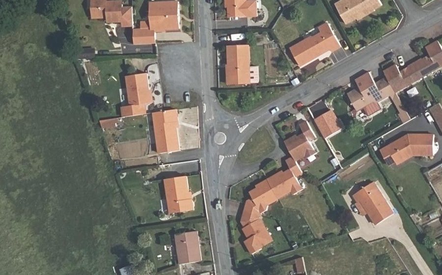 Vue aérienne du Rond-point anonyme n°1323797284