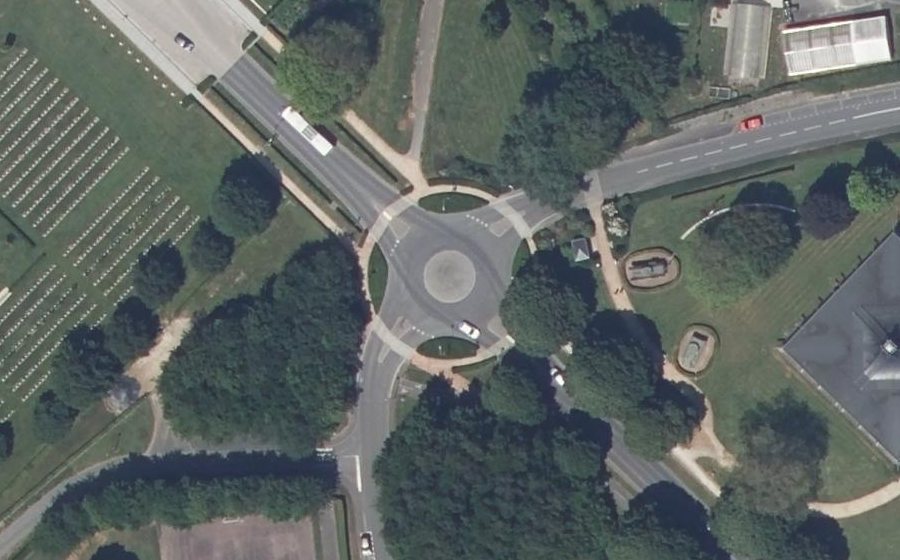 Vue aérienne du Rond-point anonyme n°1323872379