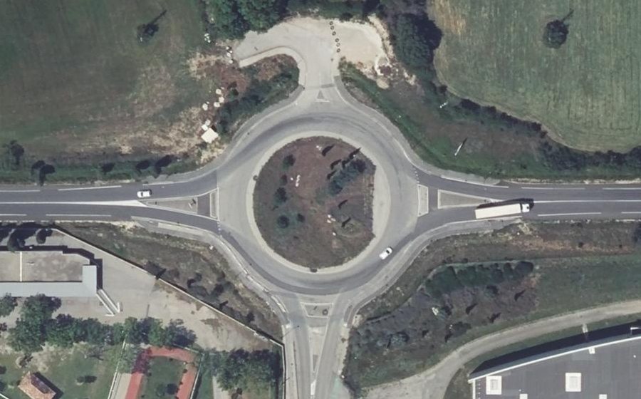 Vue aérienne du Rond-point anonyme n°132388637