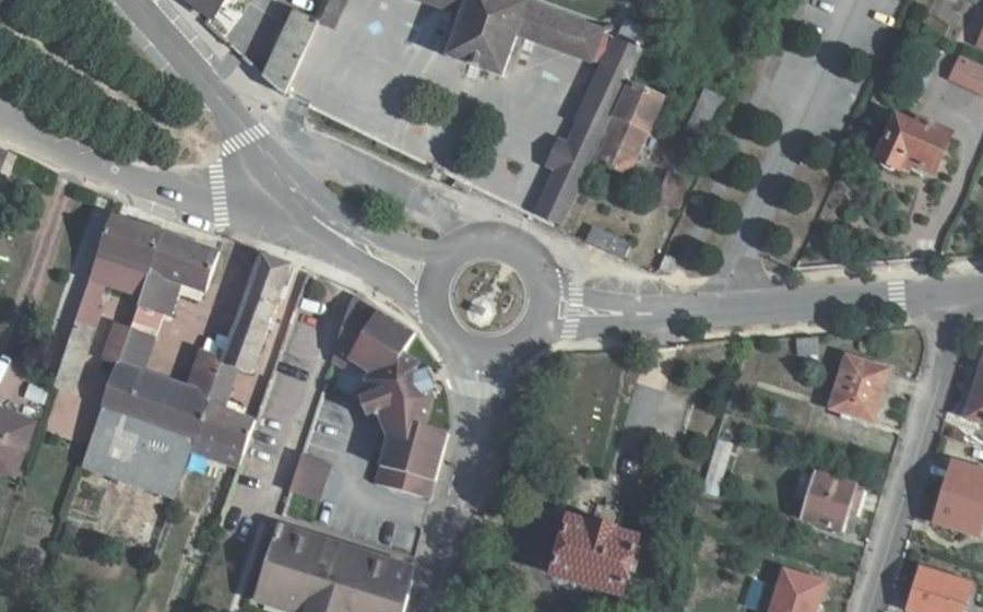 Vue aérienne du Rond-point anonyme n°132418616