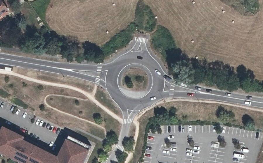 Vue aérienne du Rond-point anonyme n°132426533