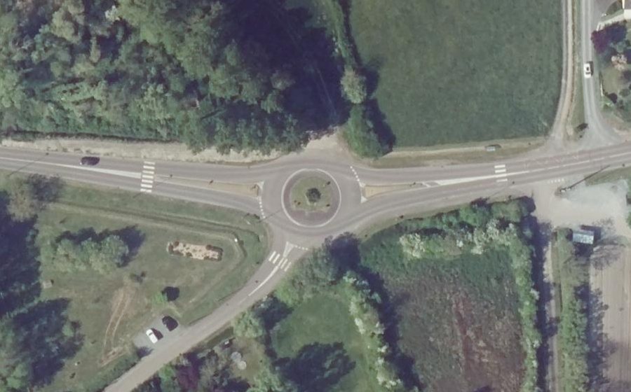 Vue aérienne du Rond-point anonyme n°132454377
