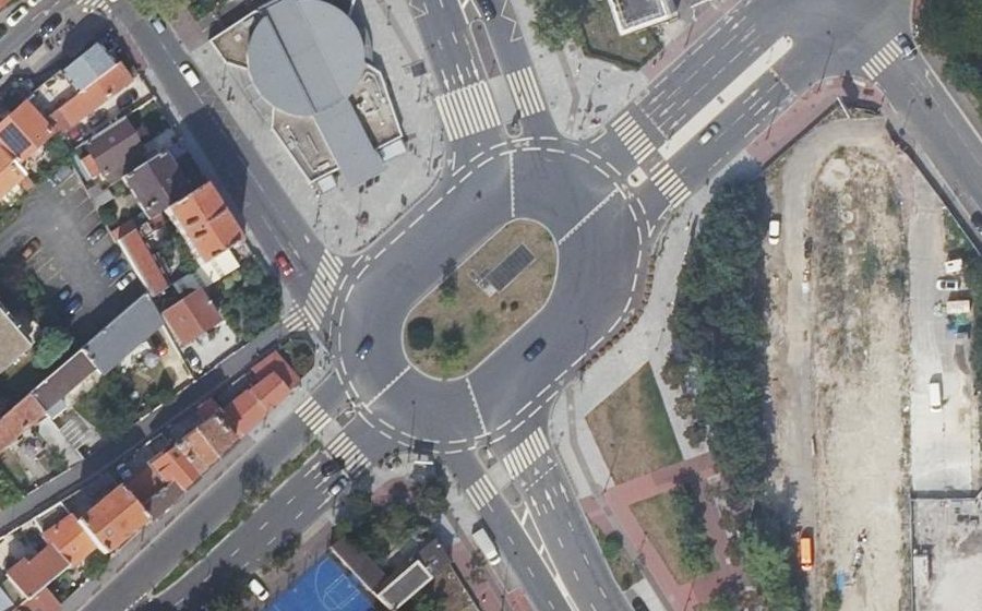 Vue aérienne du Rond-point anonyme n°132454545