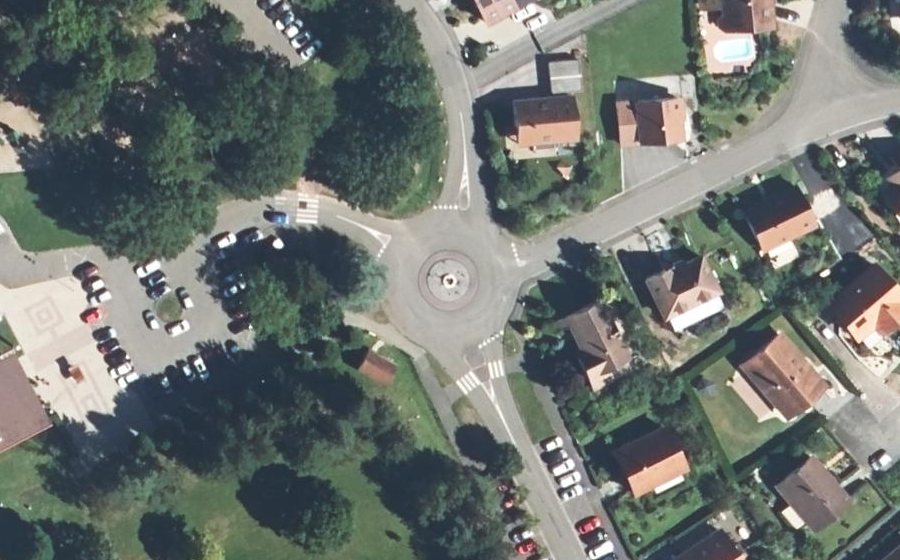 Vue aérienne du Rond-point anonyme n°132461041