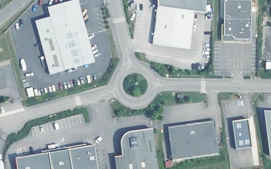 Vue aérienne du Rond-point anonyme n°132468441