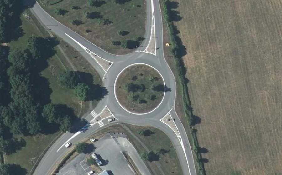 Vue aérienne du Rond-point anonyme n°132470376