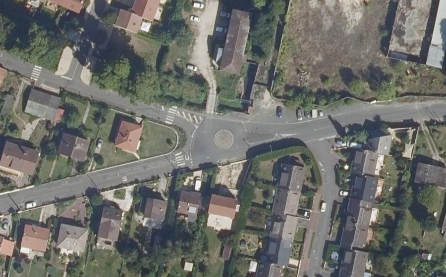 Vue aérienne du Rond-point anonyme n°132475164