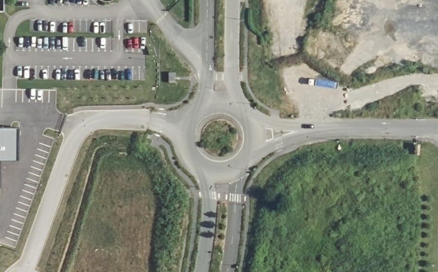 Vue aérienne du Rond-point anonyme n°132547213