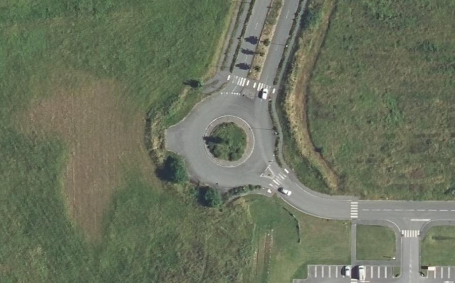 Vue aérienne du Rond-point anonyme n°132550492