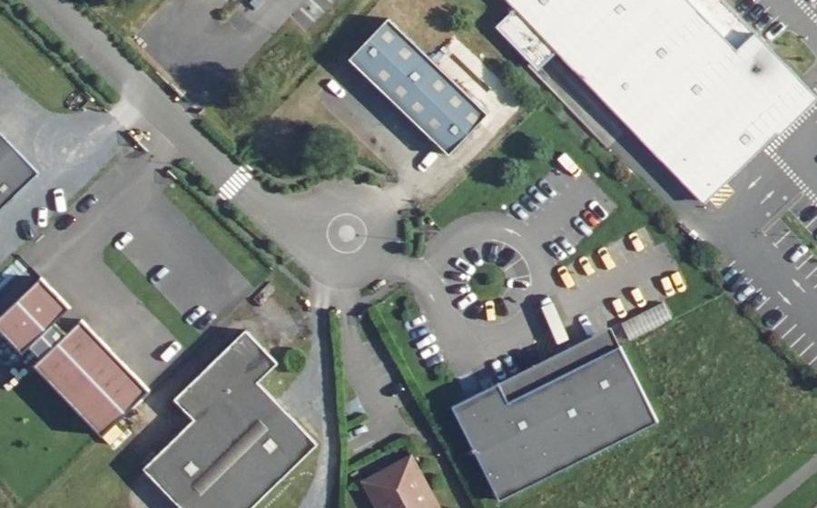 Vue aérienne du Rond-point anonyme n°132550498