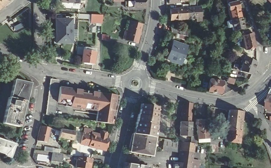 Vue aérienne du Rond-point anonyme n°132564379