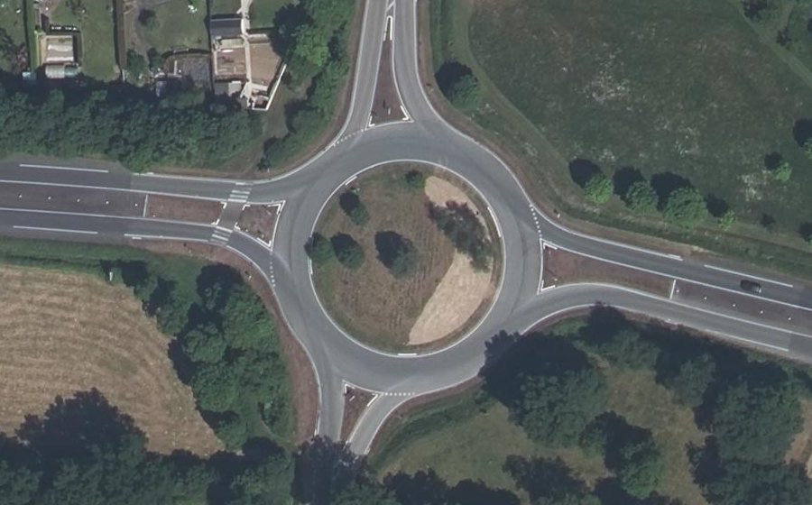 Vue aérienne du Rond-point anonyme n°132564491
