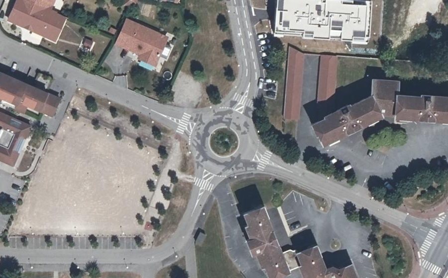 Vue aérienne du Rond-point anonyme n°132612901
