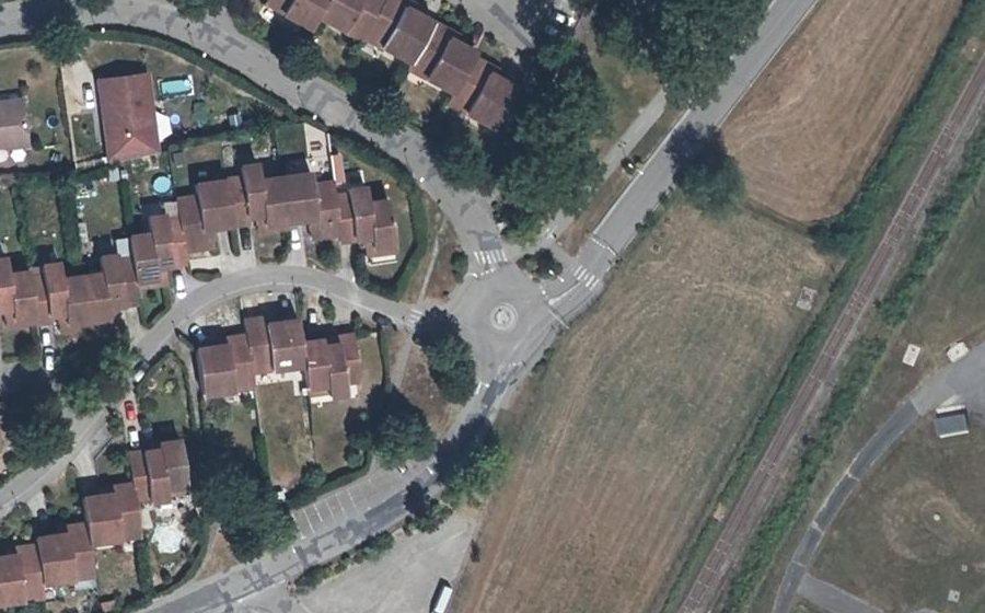Vue aérienne du Rond-point anonyme n°132612910