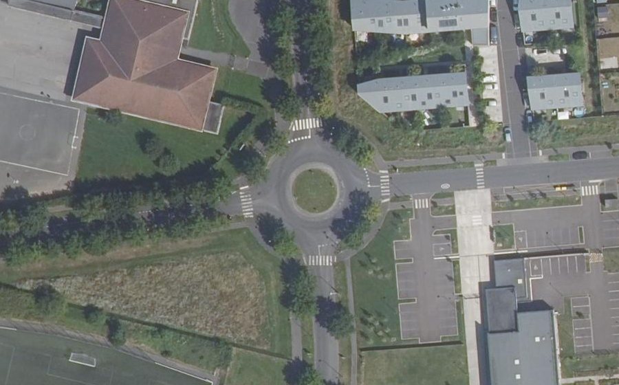 Vue aérienne du Rond-point anonyme n°132619164