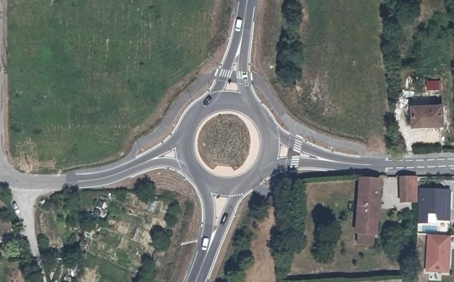 Vue aérienne du Rond-point anonyme n°1326246363