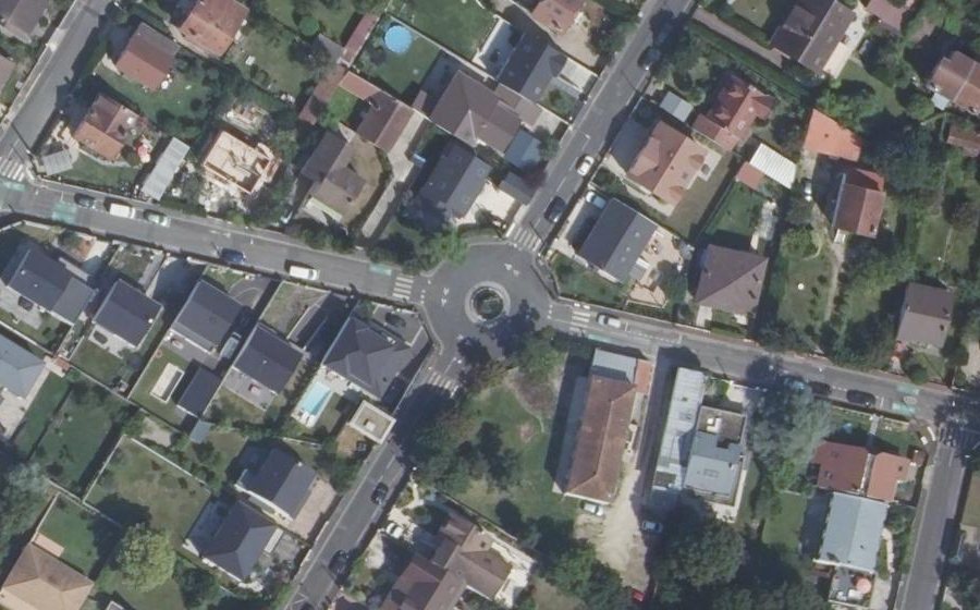 Vue aérienne du Rond-point anonyme n°1326305843