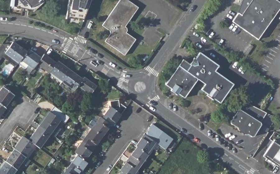 Vue aérienne du Rond-point anonyme n°1326446802