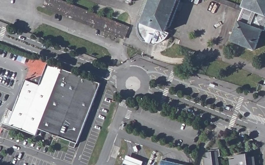 Vue aérienne du Rond-point anonyme n°1326470571