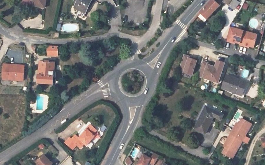 Vue aérienne du Rond-point anonyme n°132698459
