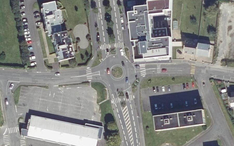 Vue aérienne du Rond-point anonyme n°132702491