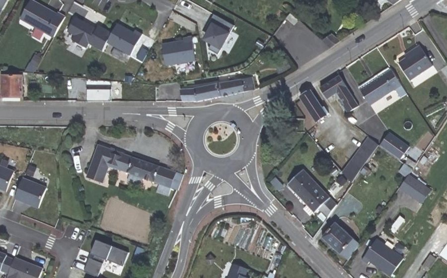Vue aérienne du Rond-point anonyme n°1327464733